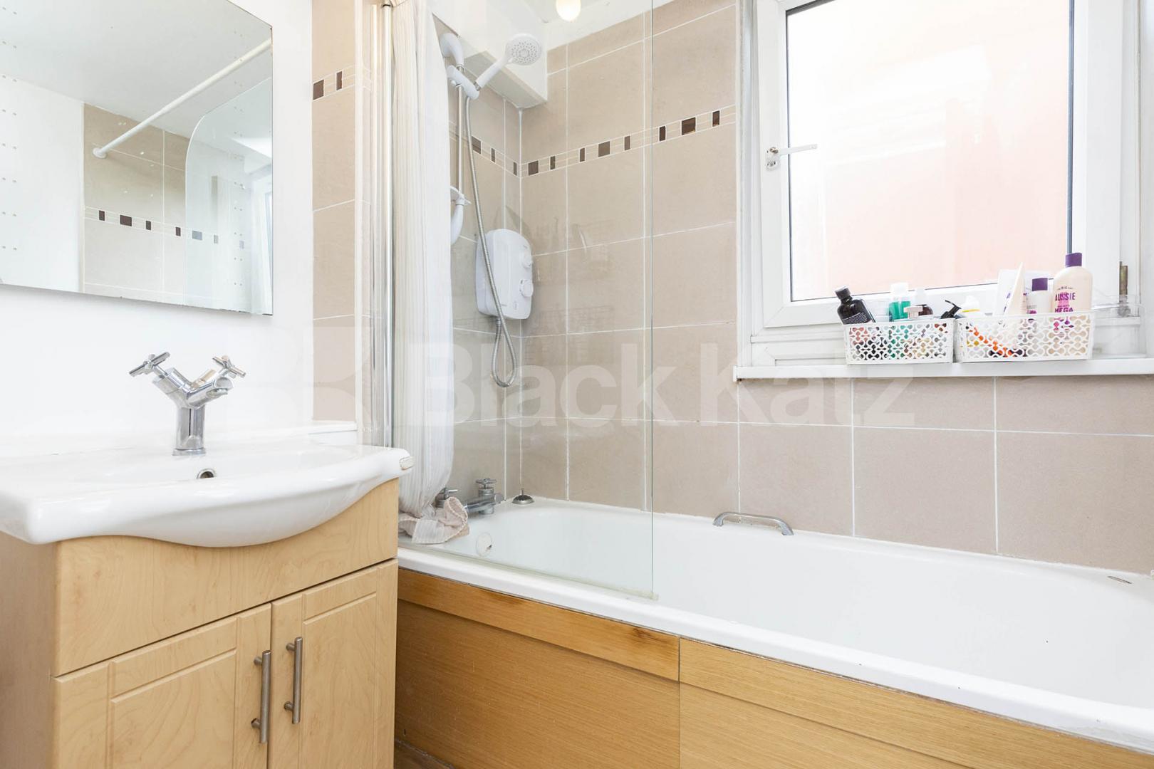 			3 Bedroom, 1 bath, 1 reception Flat			 Crayford Road, Holloway